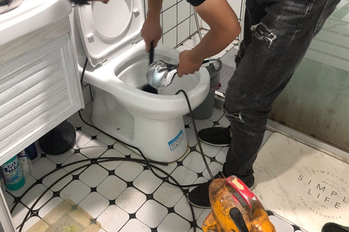 丹东马桶堵塞自己疏通还是找师傅？专业上门服务让你省时更省心